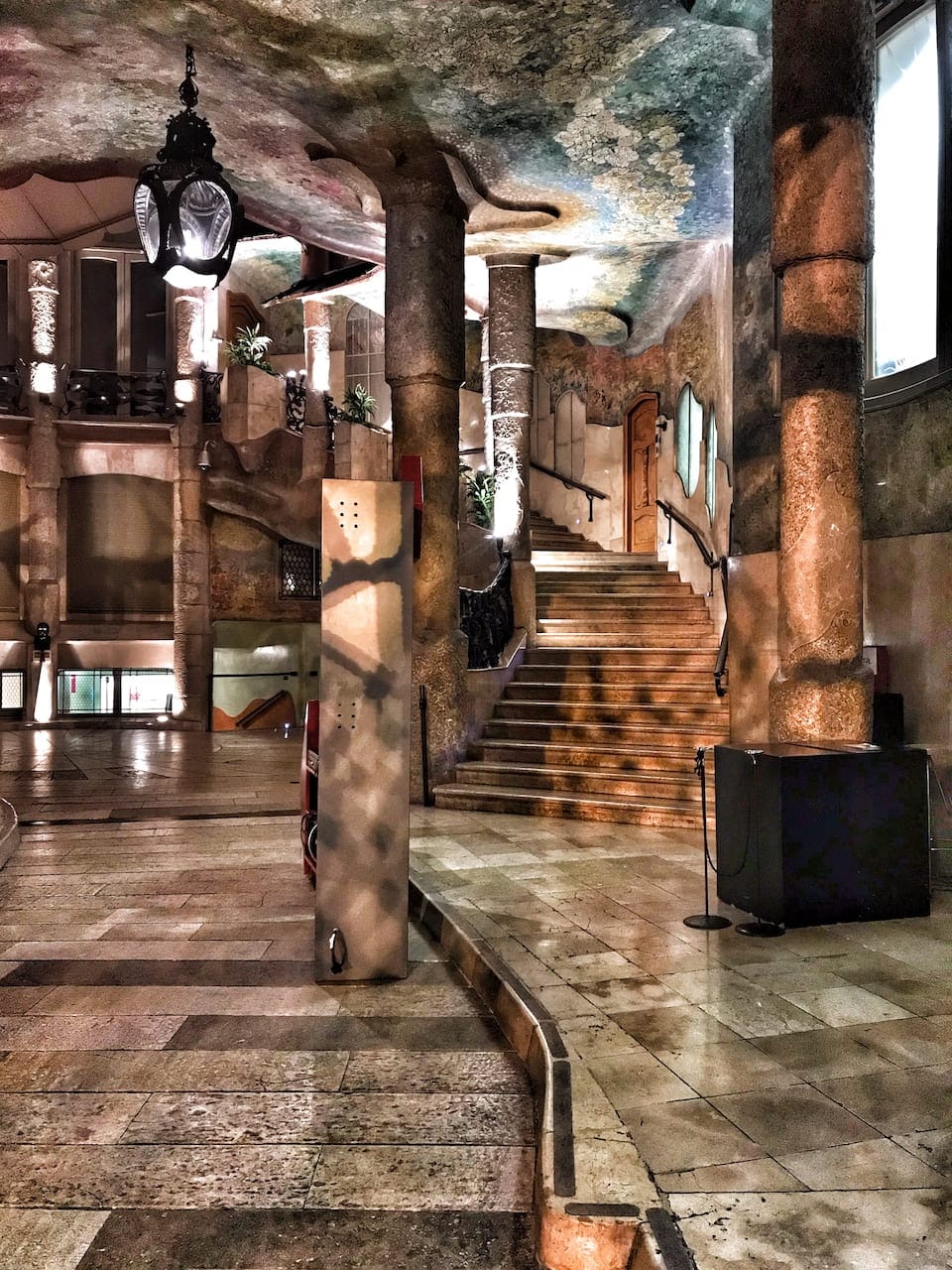 Conversaciones-que-inspiran-con-Manel-Toribio-Arquitecto-y-Victoria-Pardo-Artista-Plastica-Casa-Mila-Antoni-Gaudi
